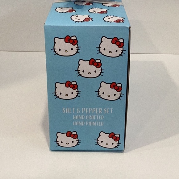 👠 Hello Kitty Salt & Pepper Set - Picture 4 of 6